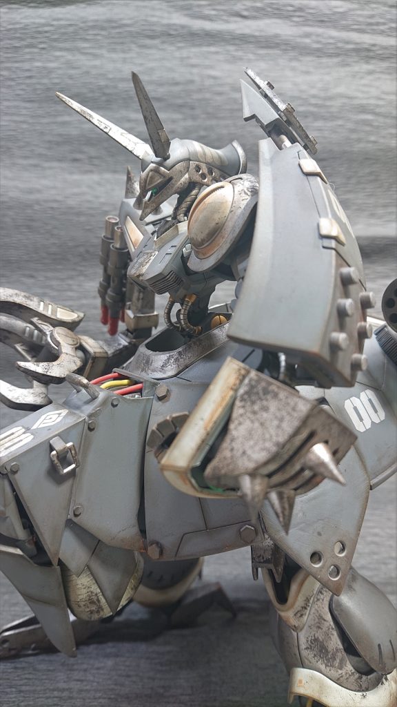 全身サビとウエザリングによる表現。宇宙専用なんでしょうけれど地上での配備を想定。全身にわたり改造を施してケレン味マシマシを目指してみたり。