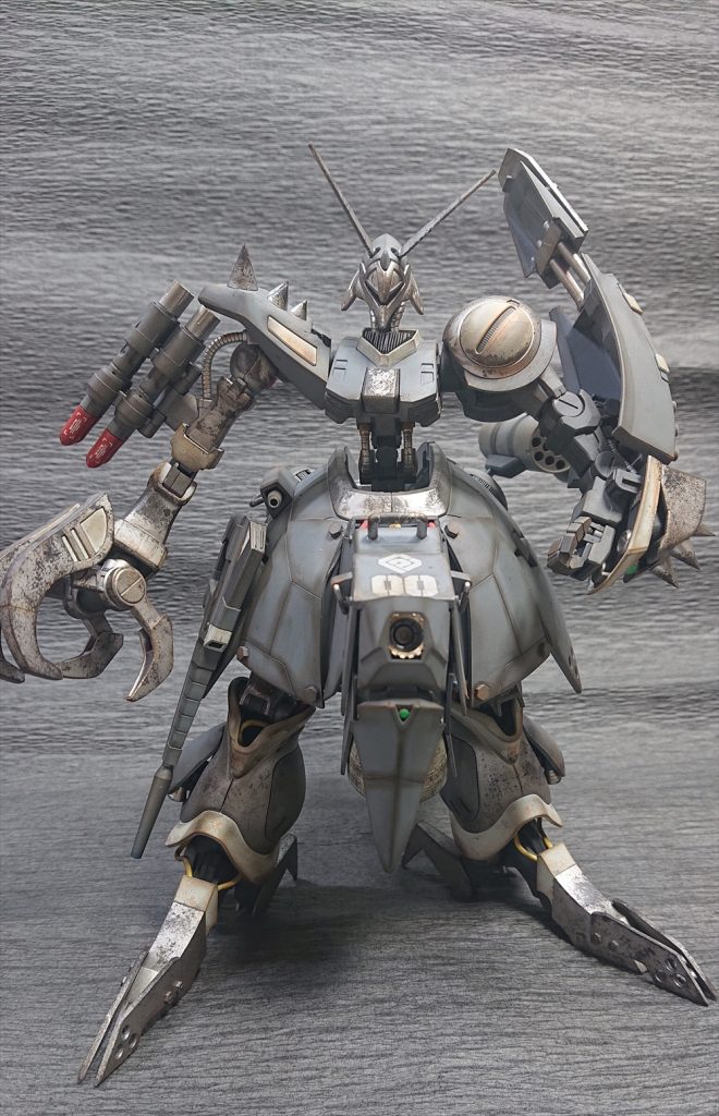 左腕のシールドが特徴的なので、これを延長して長く見せるため、伸縮機構を仕込んだり。