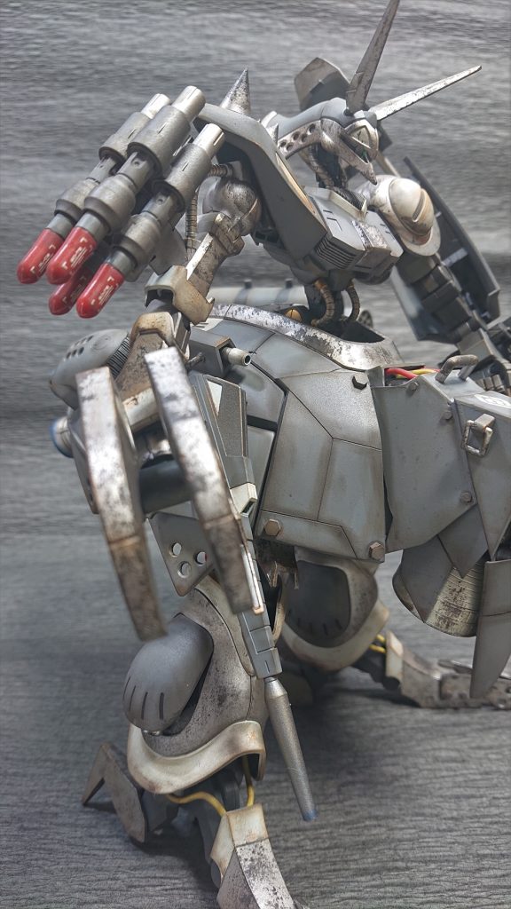 右腕には巡航ミサイルポッドを追加。変形に支障ない。