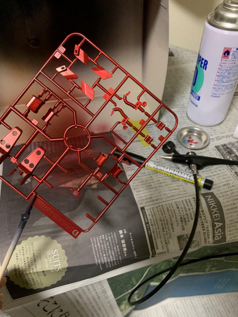 赤いパーツはガンダムマーカーエアブラシシステムで塗装。色はロイヤルメタレッド。