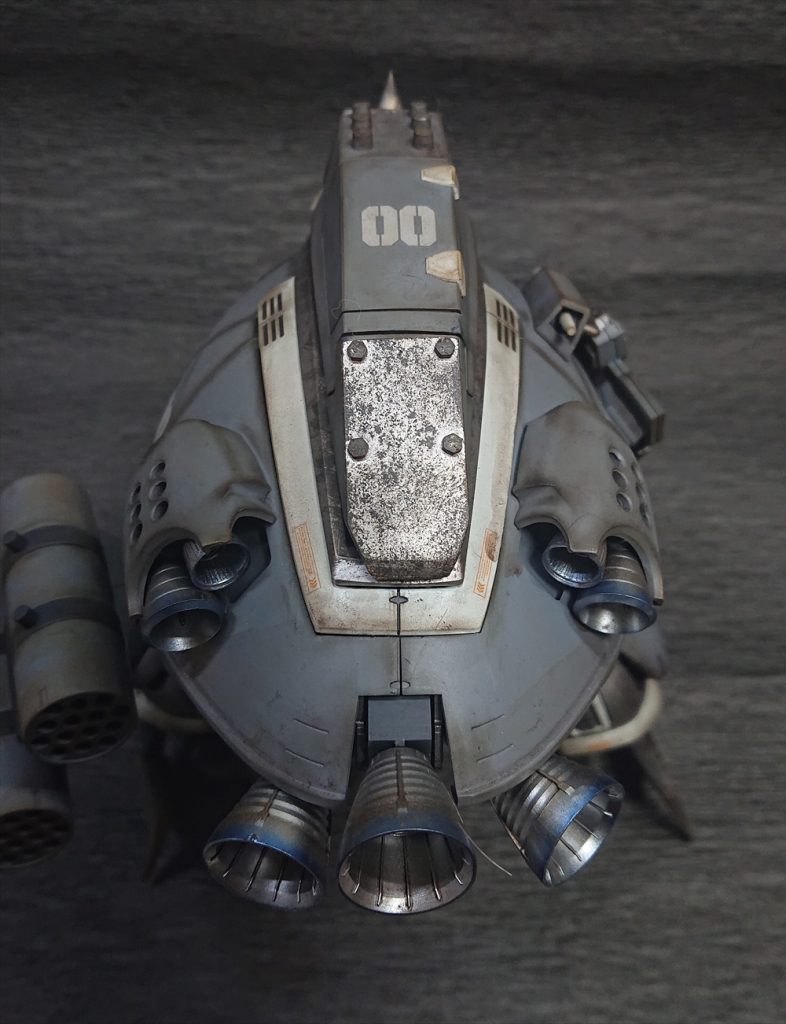 シールドにさらに鉄板調の追加。重力下での運用のため、追加ブースターも左右に。ハイゴックの足パーツ(笑)