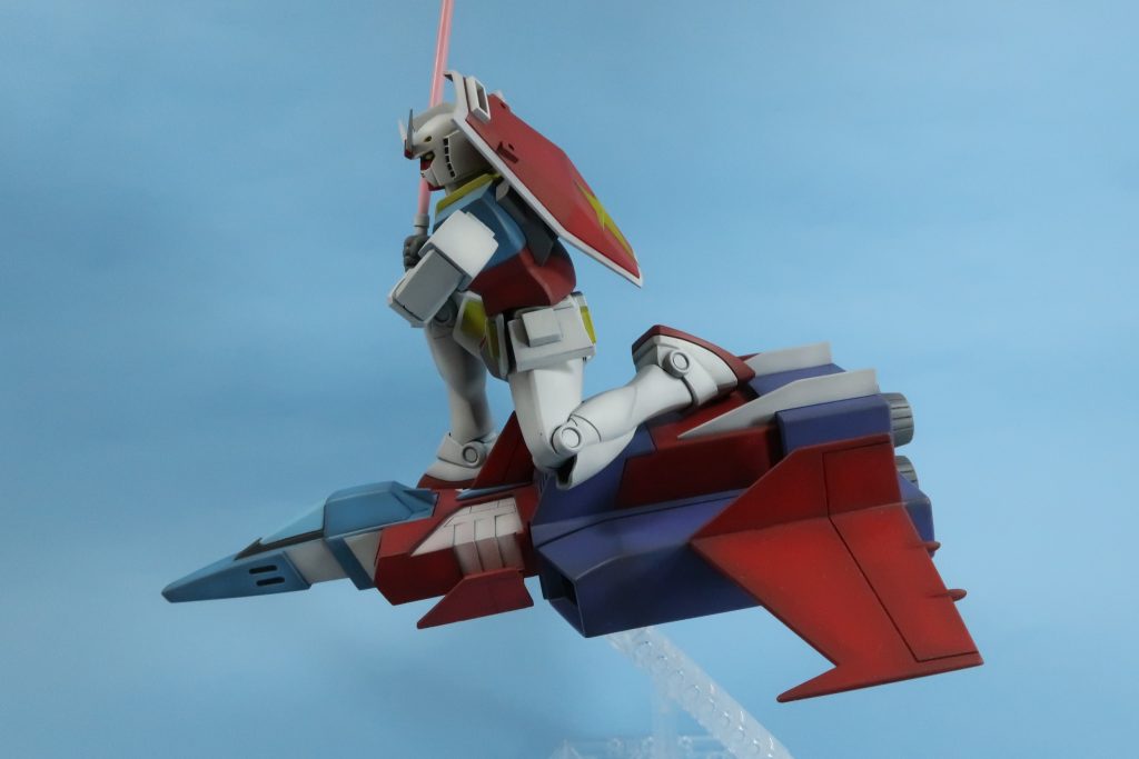 アニメと比べるとコアファイターもGアーマー本体もまだ小さいので、安定する足の置き場がなく結構無理やり乗せてます。右足裏に位置決め用の真鍮線とネオジム磁石、左足のつま先にもネオジム磁石で止めてます。なので簡単に外せます。