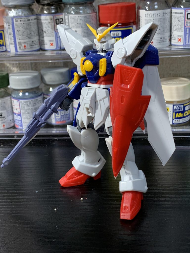 改修箇所頭部フェイスパーツ切り離し、再接着首延長肩アーマー:後ハメ加工、アーマー内のスラスタージャンクパーツ流用。腰延長股関節下げシールド裏に蓋作成……時間をかけて作ったのですが、改めて何をしたかと聞かれると、全身を丁寧に作りましたとしか…上記の改修箇所はぱっと見の大きな変更点ですが、合わせ目消したり、筋彫り彫り直したり、ディテール作り直したり、という地味な作業がメインです。それだけ元のキットの形が良いということですね。