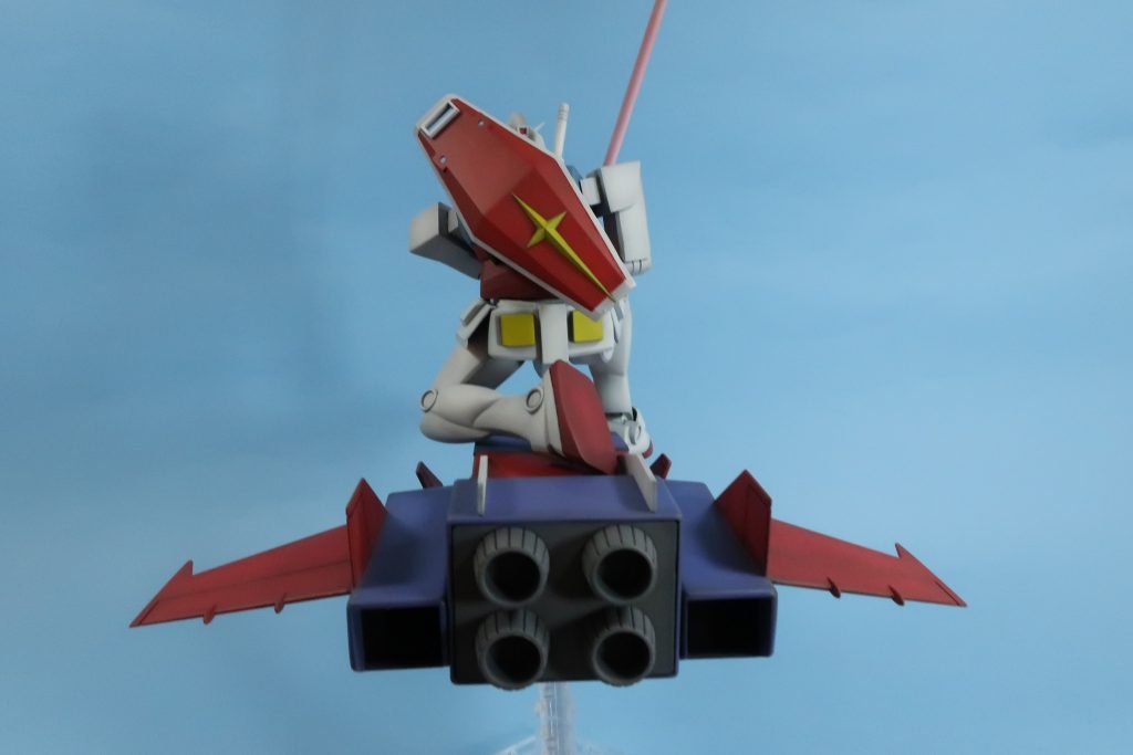 ここまでキットを切り刻む改造はしたことがなかったので、ガンダムのポーズの再現にかなり苦労しました。ビームサーベル両手持ちのために肩関節を伸ばすパーツを追加し、左右でひじ関節の向きを変えました。前傾姿勢と左肩を前に出すために腰をひねって伸ばし、スカート部を分割、ヒザの裏と足首を切り欠いて深く曲げられるようにしました。