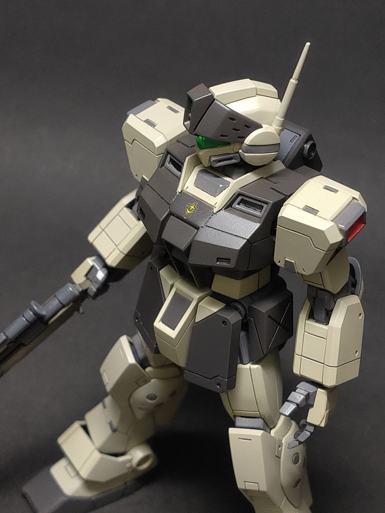 上半身アップ胴体上面が寂しかったので肩の付け根にプラ板を貼っています。