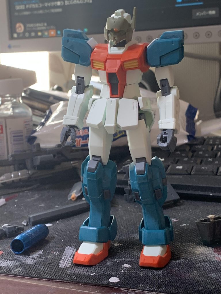 色がこの時点で決まらなかったんですが、連邦カラーにしようと思い、ジムキャノンの配色を参考にしています。