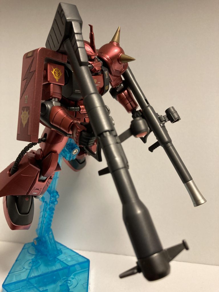 シールドに稲妻の形をスジボリし、マスキングで塗り分けました。