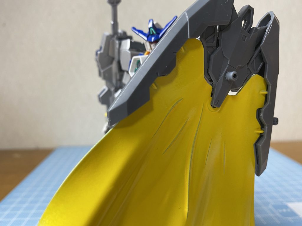 マントの色も最後の最後まで悩み倒しました。白、黄色と淡々と変えていましたがやはり騎士タイプに明るめの色は合わない…ということで少し暗めで小汚い感じを出そうと思いグレーを採用することになりました。