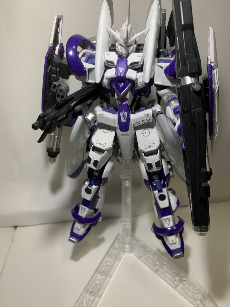 GBN用ということで対複数ミッション用装備。両肩にGNビームガトリングとシールド、NGNバズーカを装備。この辺りはジンクスⅣの換装をイメージした装備。