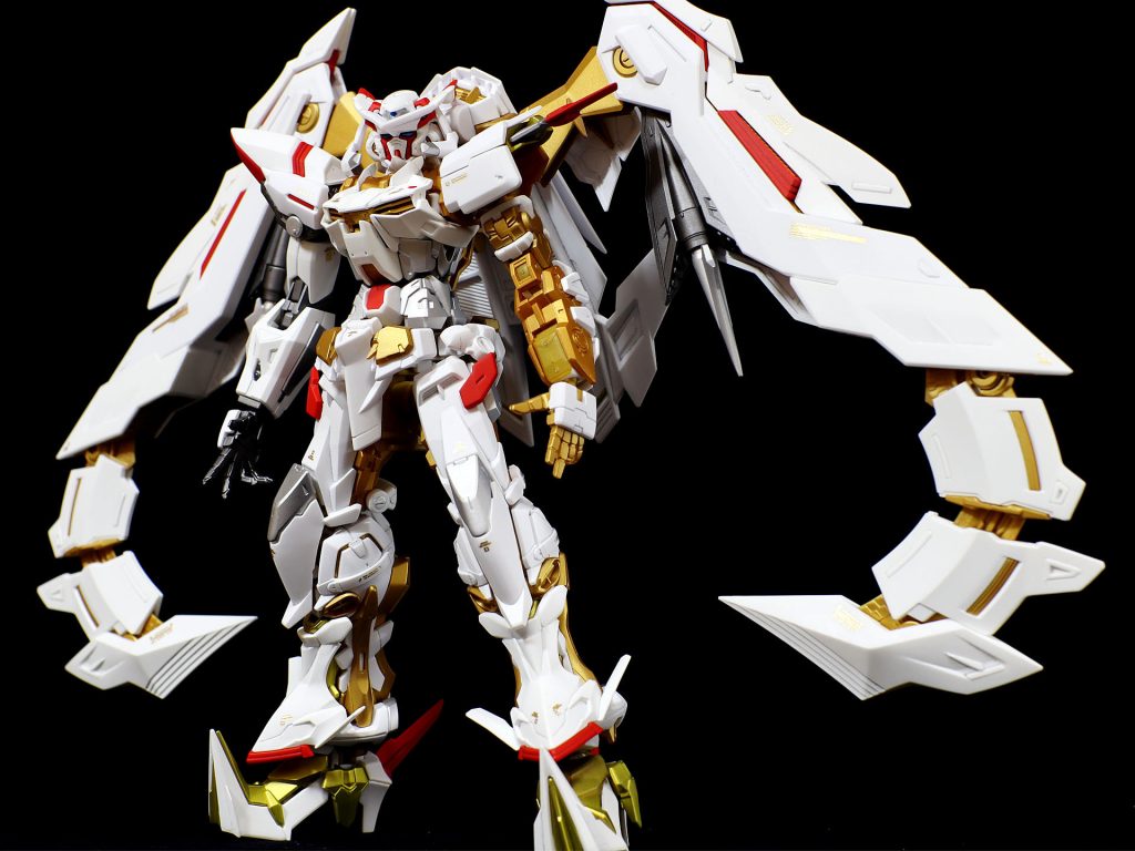 両羽を作っている時は正直飽きそうになりましたが、完成してみると豪華で格好良いですね。