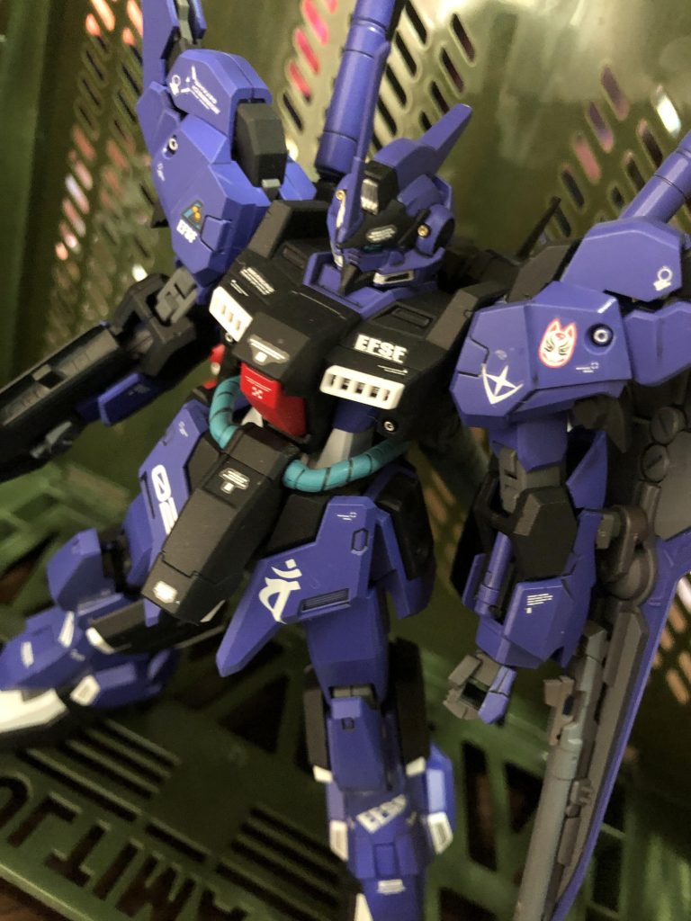 かつてジオンとアナハイムにより共同開発されたトーリスリッター、UC0098のアナハイムの技術を駆使、当時のブラックボックスなとんでもシステムを廃止、代わりにコックピット周り各関節部にサイコフレームを搭載している。ロンドベル司令ブライト.ノアの計らいにより、試験運用としてチームライトニング、マサキ少尉の搭乗機となる。なおロンドベル治安維持遊撃部隊内には、もう一機のトーリスリッターが配備されている。という妄想であります✨