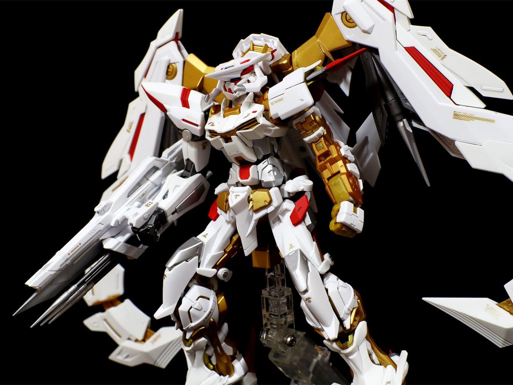 ガイアノーツのゴールドデカールを、あまりごちゃごちゃならないよう控えめに貼り付け。スミ入れは白パーツのみにしています。実験的にシルバーのエナメルでスミ入れをしてみましたが、悪くないと思います。