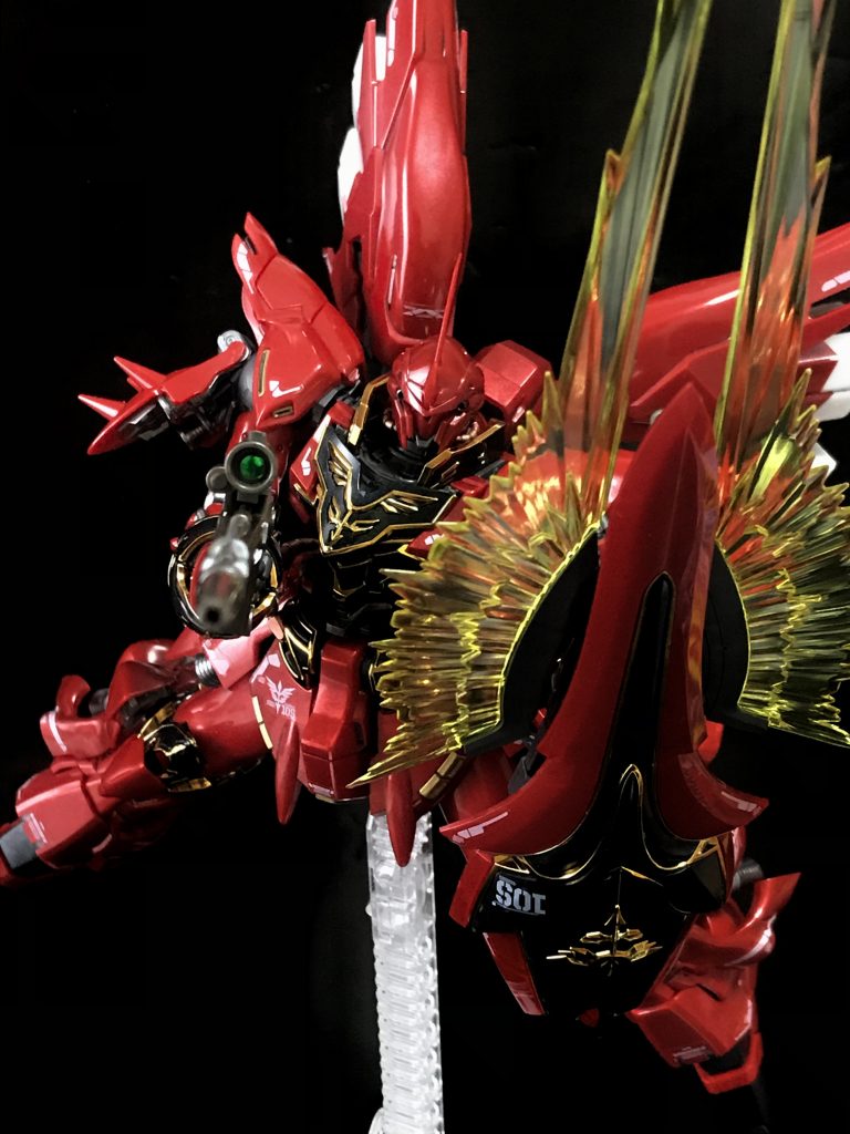 こんなド派手で強そうなMSが出てきたら、そりゃ逃げたくなります。