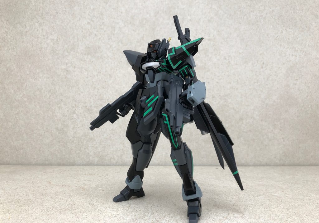 スラスターを背中から腰に設置することで、機体の重心を下げ地面ギリギリを滑空できる。更には前方にスラスターを回転できるため、後部への緊急回避をも可能とし戦略の幅を増やしている。