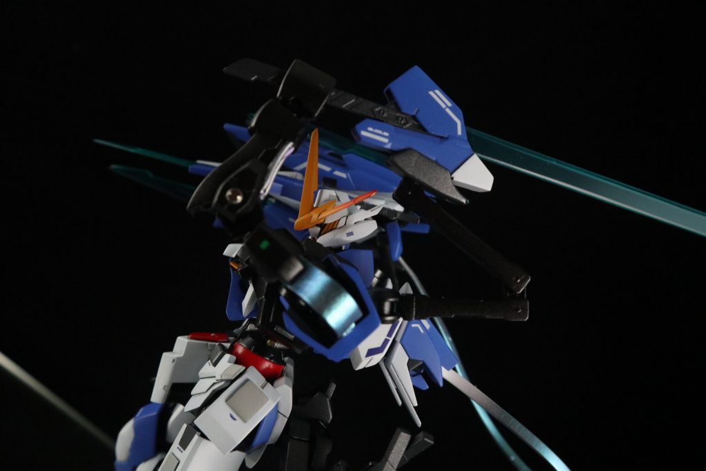 抜刀。マウントアームは可動式。抜きやすさ抜群。