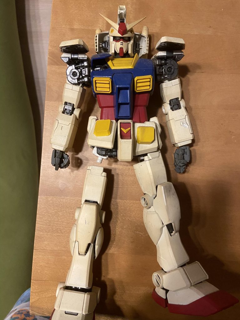 当時の筆塗装ガンダム…今は禁煙できましたが当時はヘビーかなりヤニで黄色い(^◇^;)そしてホコリとかなりの厚化粧(><)