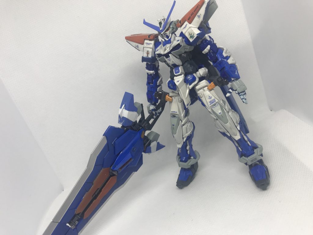 タクティカルアームズを装備可能ですが、HG付属のスタンドによる補助が必須だったりします。