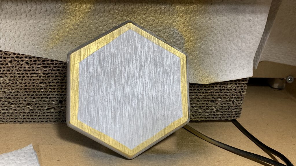 台座は珪藻土コースターを塗装しました。