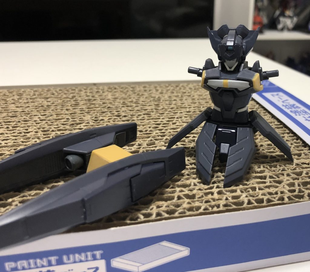 胴体も幅増しと延長しました。顔が面長過ぎる気がしたので、顎の部分にプラ板を貼って下部を削り、小顔化しました。