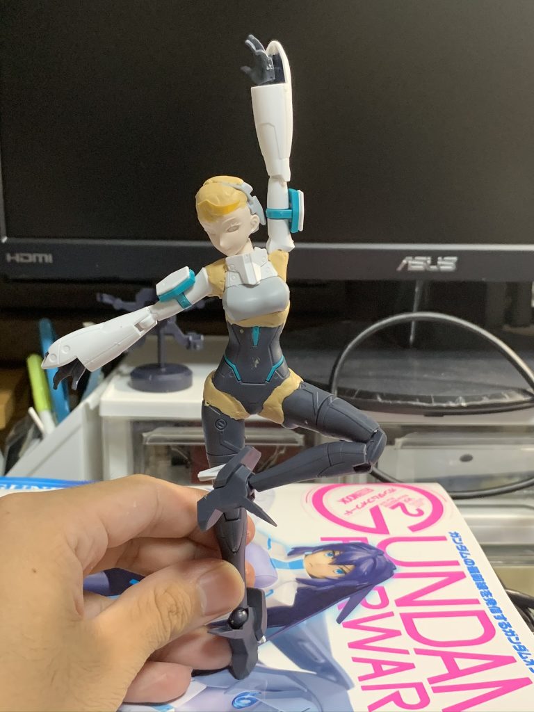 まず頭部を削り、足の付け根と腕の付け根をパテで固定。この段階で胸が浮いて見えていたため、胸も自作することを決定。