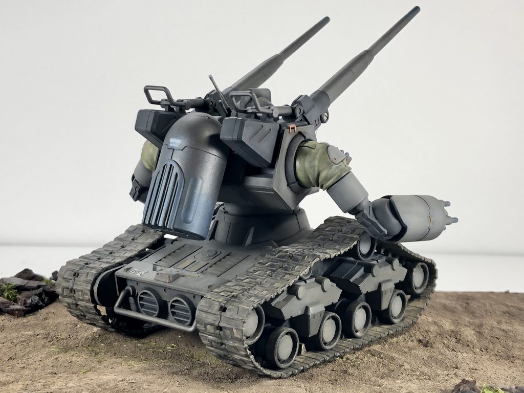 履帯を思いっきり汚したかったので、荒地の台座とセットで作成しました。〈塗装レシピ〉・下地…サーフェイサーエヴォブラック(ガイアカラー)・本体グレー…メカサフライト(ガイアカラー)・砲身他…サーフェイサーエヴォガンメタル(ガイアカラー)・関節他…メカサフヘヴィ(ガイアカラー)・肩…カーキ(クレオス)の上からダークイエロー(タミヤエナメル)・ウォッシング…ウェザリングカラーのマルチグレーとグランドブラウン・スミ入れ…ウェザリングカラーのステインブラウンとラストオレンジ・ドライブラシ…ウェザリングマスター各種・履帯…ウェザリングペースト各種