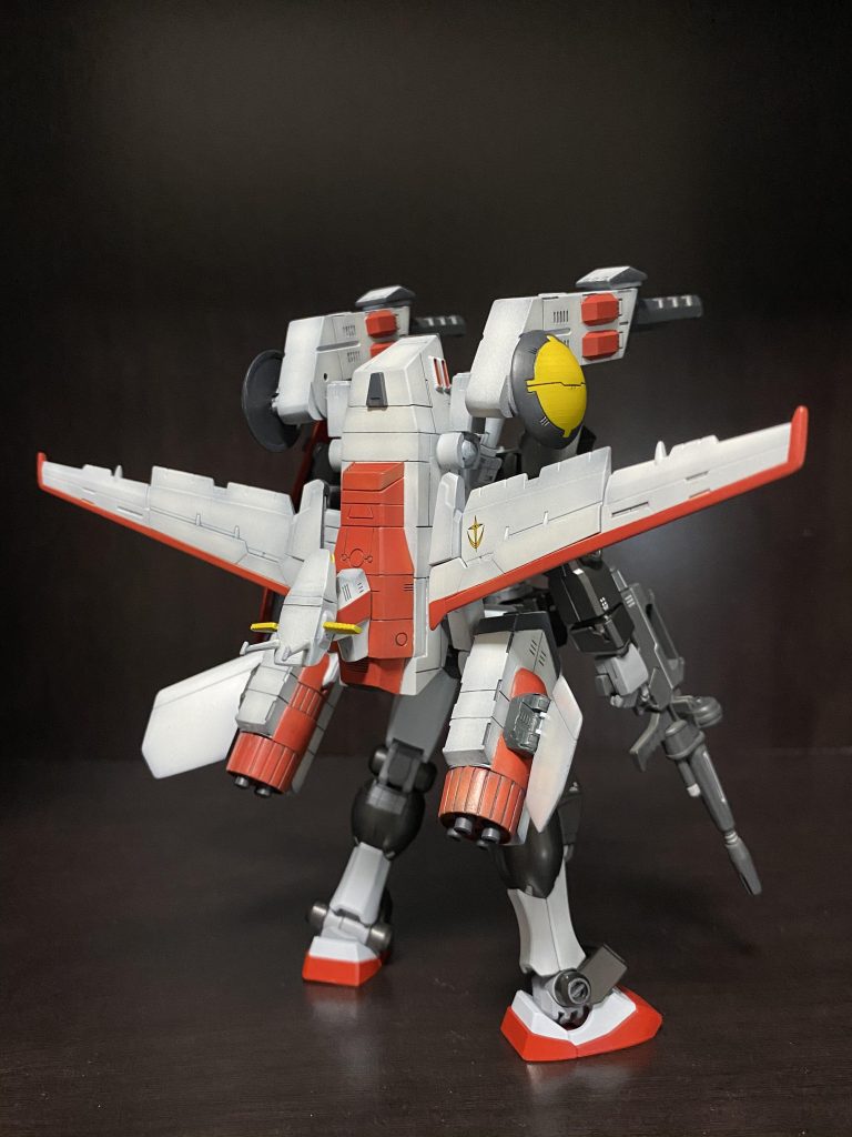 旧キットの300円ホワイトベースの頭と前脚と後脚にボールデンアームアームズのボールジョイントを仕込み、フルアクション化。主翼はRGエールストライクから、尾翼はメサイアバルキリーから。