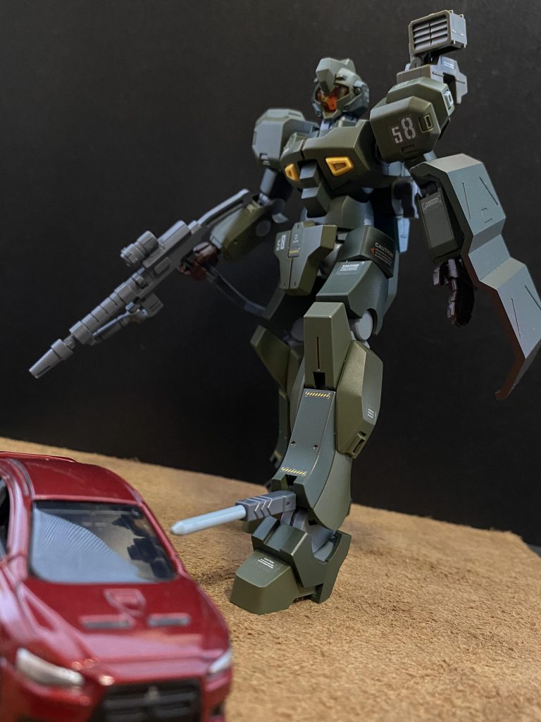 脚部に、パイルバンカーが搭載されており、邪魔な車両の排除、施設扉の破壊など様々な用途に使用される。左肩後部には投光器が装備されている。