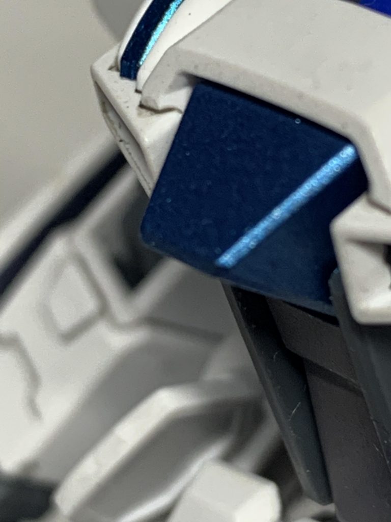 胸部中央とアンテナ中央のクリアパーツをタミヤカラーのライトメタリックブルーで塗装しましたがこちらも上手く塗れました。