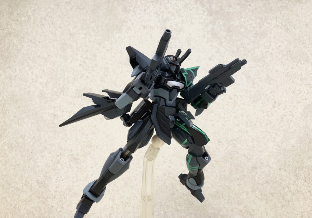 ビームサブマシンガン(銃上側)+グレネードランチャー(銃下側)左右に2門ずつ搭載した中距離戦用武装。汎用性が高くビーム攻撃と実弾攻撃を両立できる。また、背面のアームに接続したままでもビームマシンガンが使えるため、背後の敵に対しても素早く対応が可能。