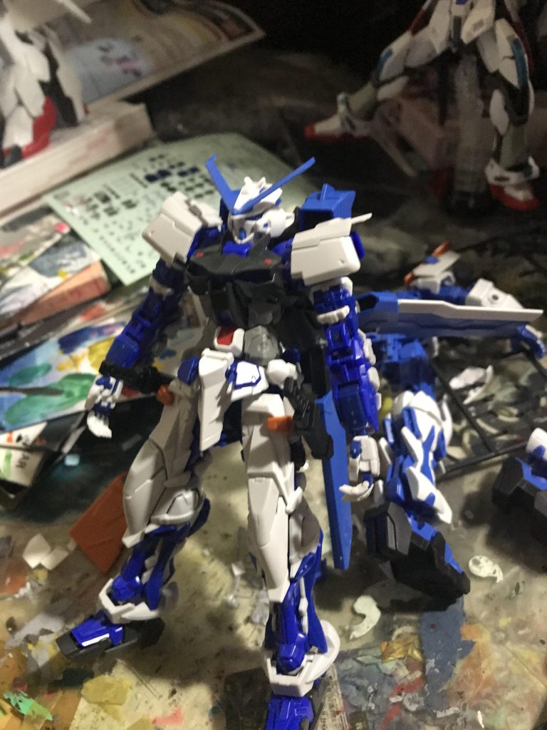 加工中の図。具体的な改造は以下の通りです。・HGの頭部を加工して、RGに取り付け可能に。・背部ジョイントを加工して、タクティカルアームズを取り付け可能に。・臀部パーツを改造して、セカンドリバイのパーツを取り付け可能に。・HG版の肩パーツに、RGの肩のジョイントを取り付けることでRG版の肩の取り付け方法を使用可能に。