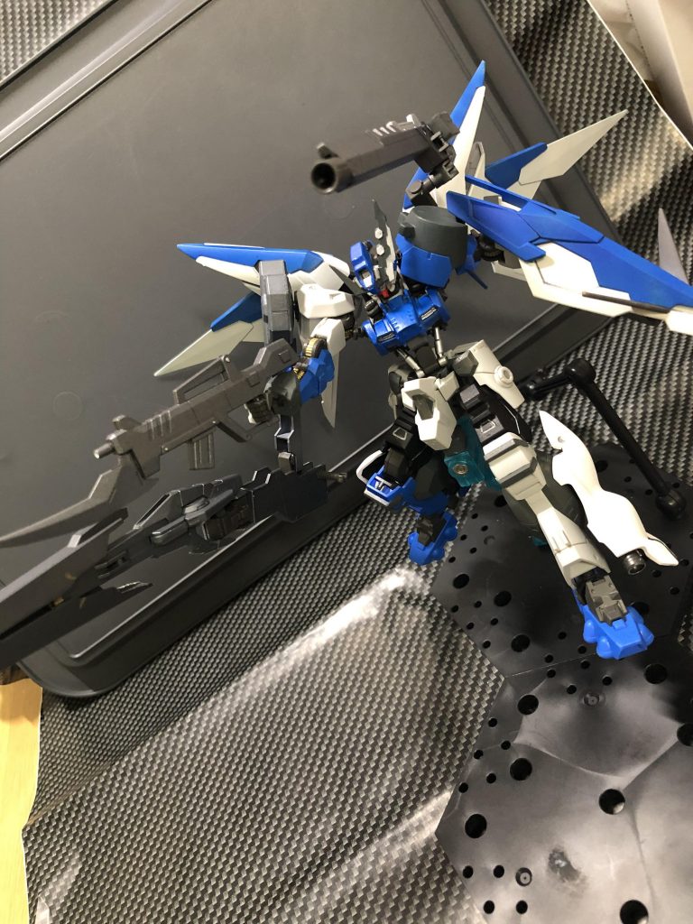 青と白を基調にして銃器を盛ってみました。レールガン、銃剣マシンガン、肩はロケット砲な設定です。ちょっとだけミキシングしてオリジナリティだしてみました。