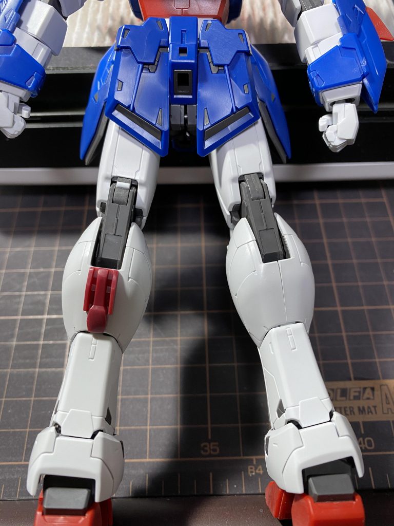 脹脛の合わせ目が気になったのでジャンクパーツを貼り付けました。