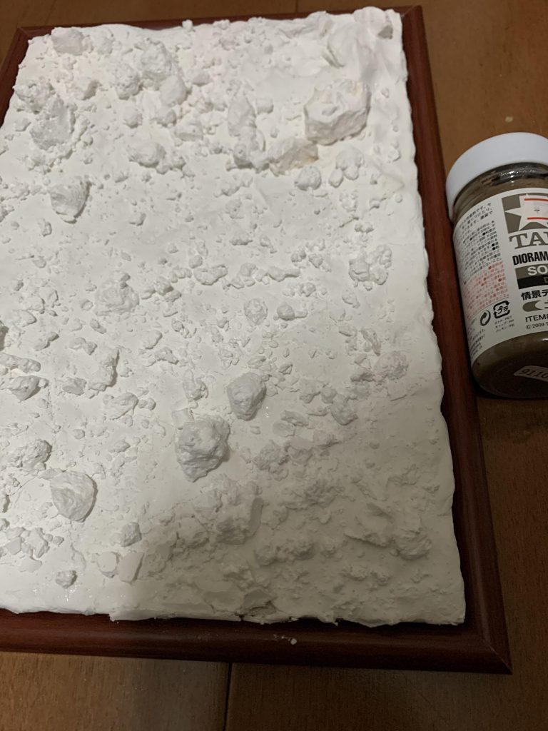 100均の紙粘土、額、石膏、土台の木材、綿を購入。
