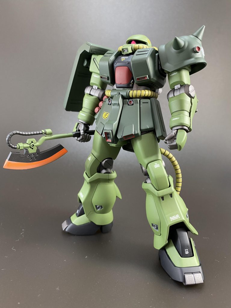 両手足はF2の物を使い、肘部分はFZの物をパテを使って移植。シールドと胸部、マガジンケースはプラ板で1mm厚くしています。モノアイもネオジム磁石を使って可動化済み。
