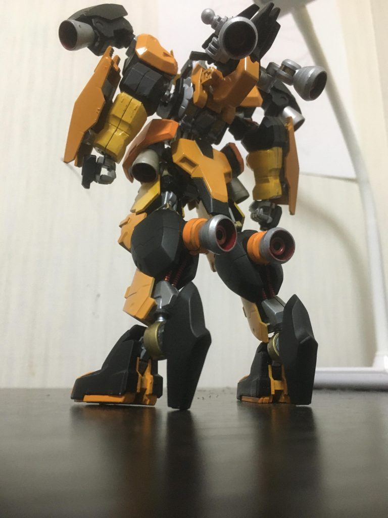 まずバックショットからだって後ろ姿が一番カッコイイんですよコイツ