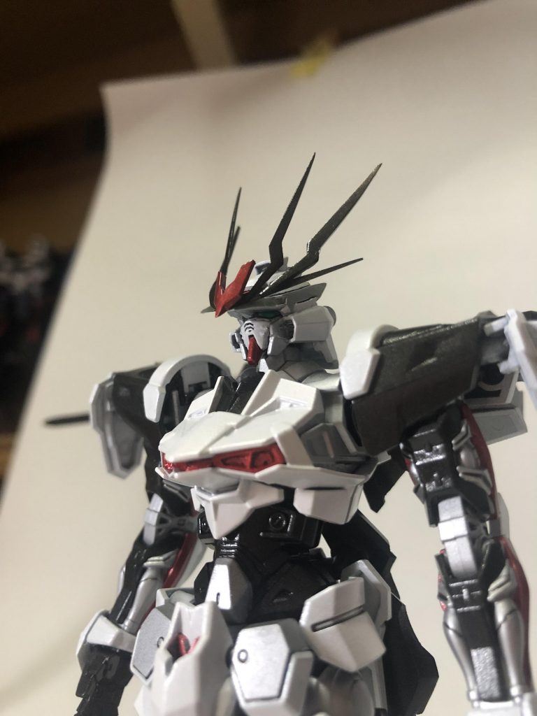 頭部はアンテナで見えにくいですが赤枠の頭部をベースにしました。ひさし以外原型残ってません。