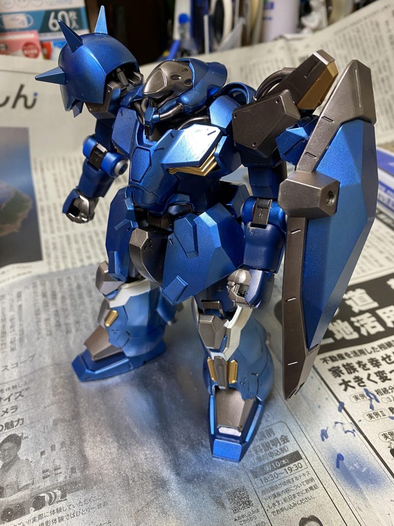 メインカラーはガンダムマーカーのメタリックブルーとガンメタリック。他のHGとは一線を画すサイズ感…！