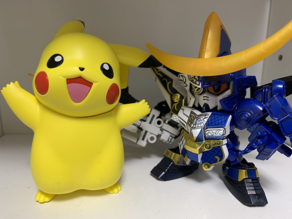 記念にピカチュウと撮影。超シュールだが、パパ嬉しい。