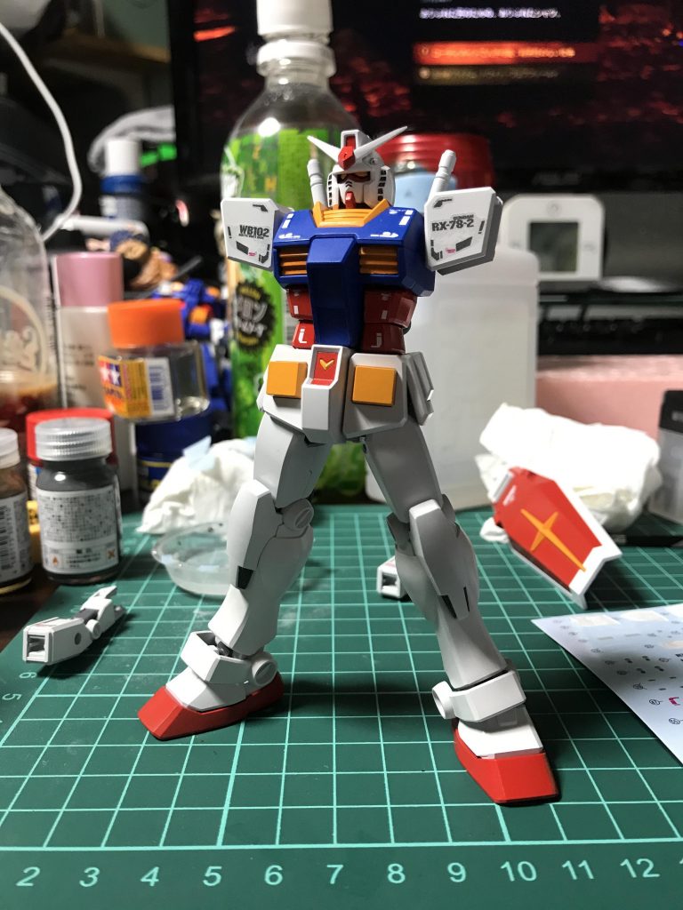 デカールワーク中です。作業机がまだ昔のモノです。