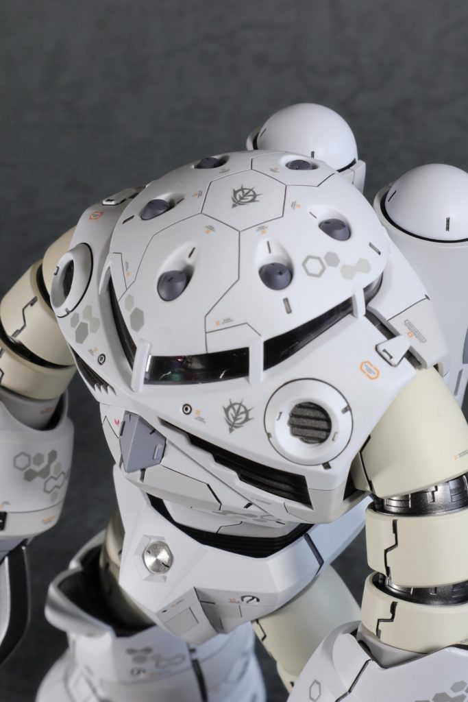 六角形を意識したスジ彫り。コクピットハッチや迷彩と合わせました。