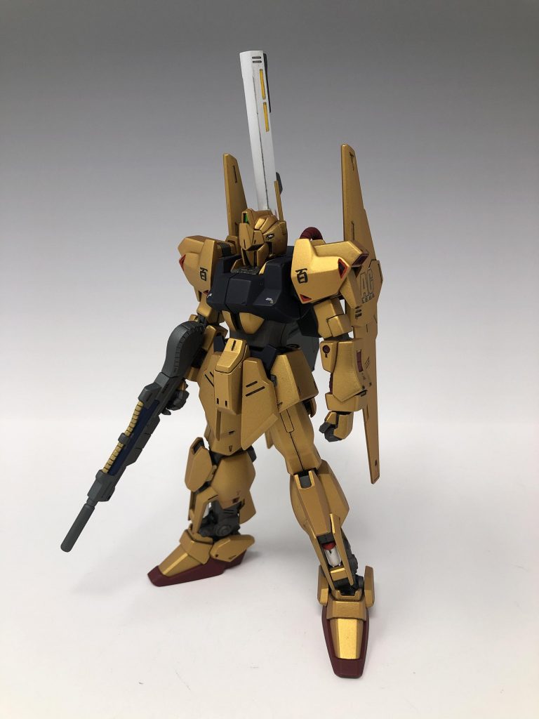 シンプルに百式さんだけの状態です。クレイバズーカの塗り分けはTV版と異なりますが、私の個人的な趣味で一部を白に塗り分けています。ビームライフルは塗り分けがし易いように後ハメ加工をしました。