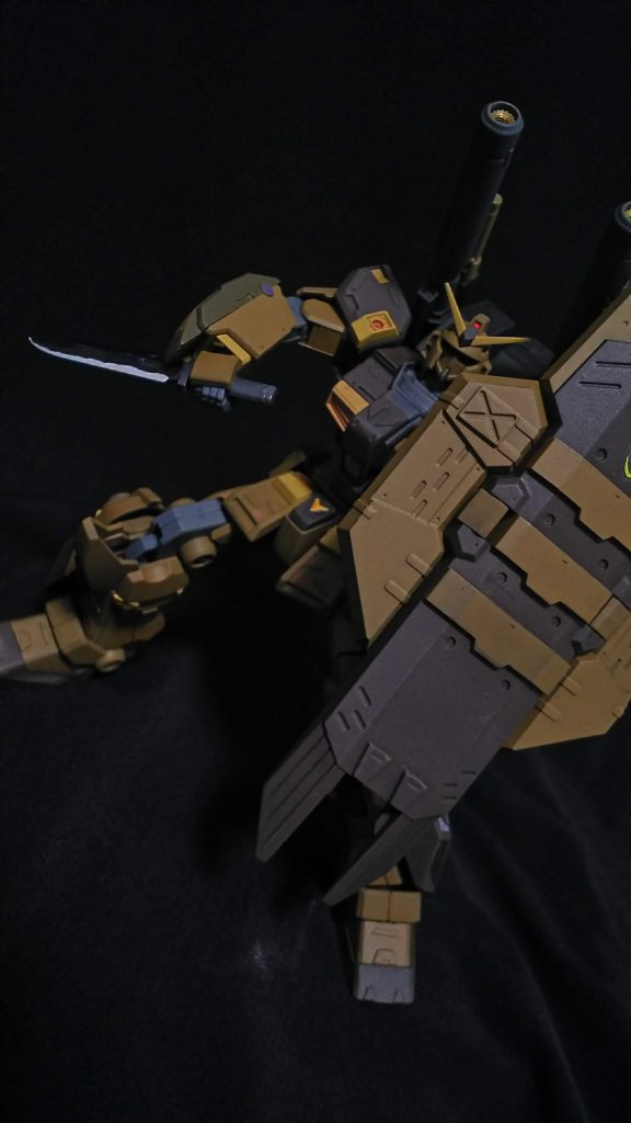 大盾にはMSGそのままのナイフとハンドガンを装備。HGガンプラが持てる様に加工しただけですが。