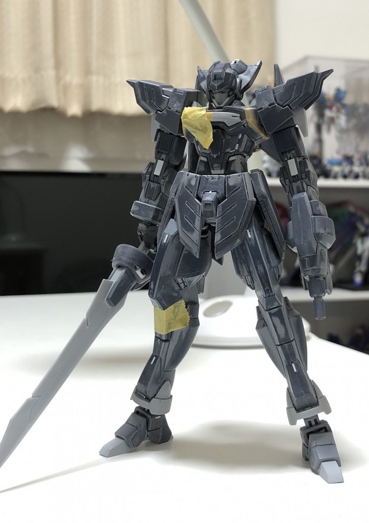 加工後。脚も延長してます。それと肩とフロントアーマーの段落ちディテール含め全てのディテールを彫り直してます。全身が黒いので深めに彫りなおしてメリハリ付けました。