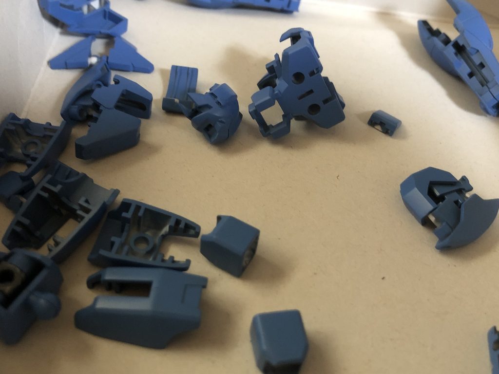 ヤスリがけは最近240番と400番で、600番までは最近サボりがちです…意外と400でも悪くないからってのもありますね。サフはメカサフヘヴィです。この青パーツは、メカサフに黒を混ぜてほぼ黒に近い状態で空色系のブルーを吹いています。