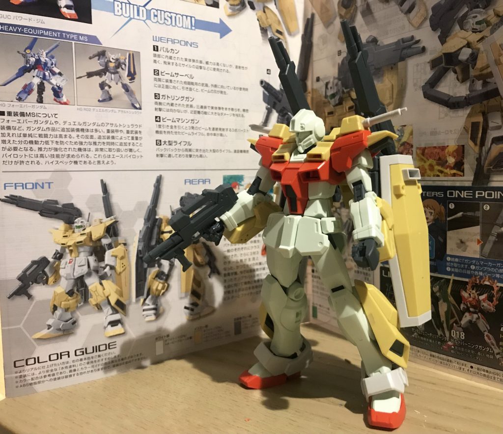 制作途中の様子。GM/GMをベースに、パワードジムカーディガンの特徴的なパーツをつけています。肩の横の突起はスラスターと解釈して部品を追加しています。