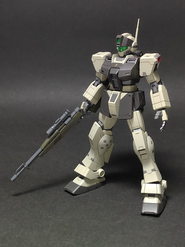 スジボリ追加をメインに制作したのは今回が初めてです。MGジムスナIIや他の方々の作例などを参考に各所にスジボリを追加しています。また胴体を1mm延長しています。