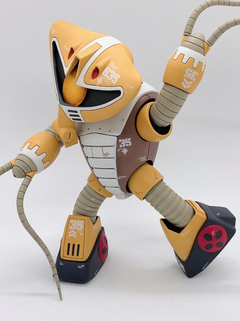 関節は殺さないように組んだので、いちおう動きます。足首の接続はちょうどジュアッグスネのボールジョイントにハマる穴がアッグガイ足首に空いていたので、その真下にポリキャップを囲んだプラ板で接着しましたが、どうせやるなら前後にスイングできる遊びを作っておけばと後から気付きました……次回があるなら課題。