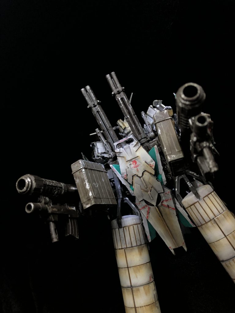 盾などもリアルタッチマーカーとウェザリングマスターを使い、濃い所や薄い所をメラミンスポンジで拭き取り調整してみました。