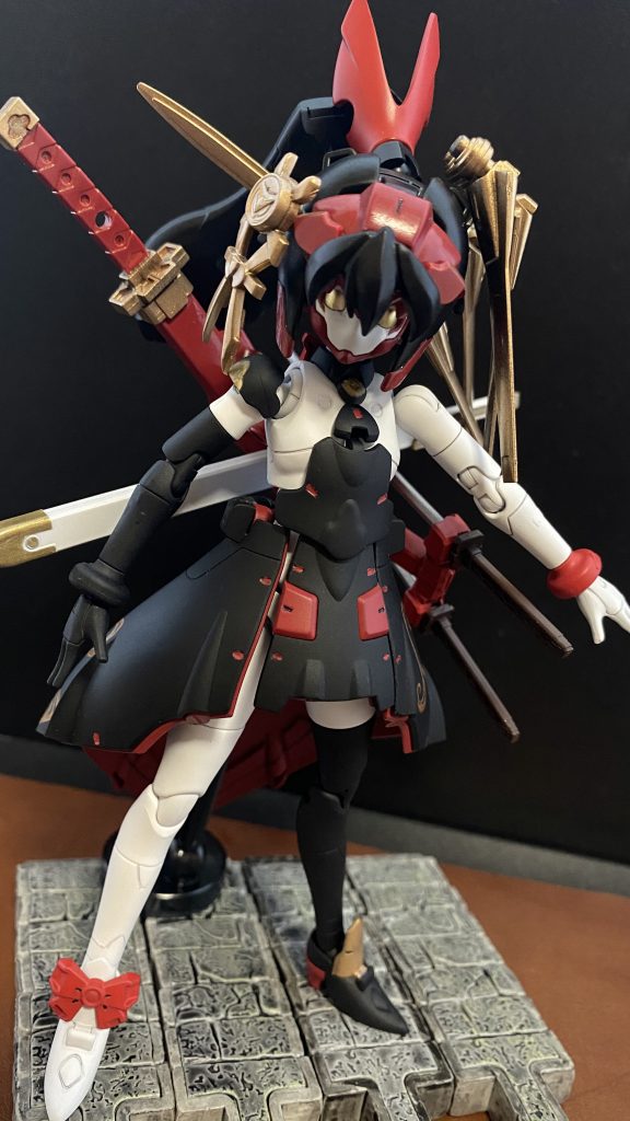 四刀を佩いて人に害なす鬼を斬る