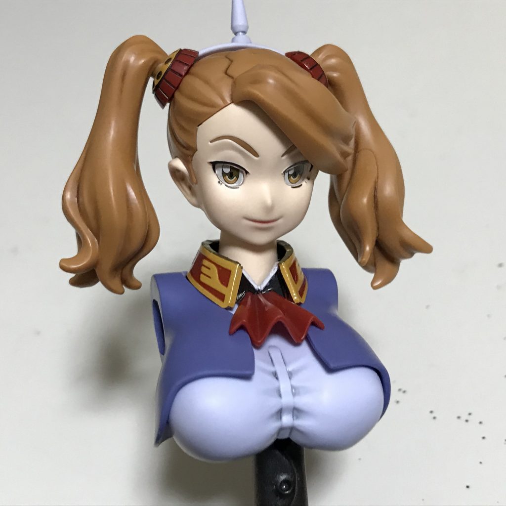 メラミンスポンジでツヤを整えてから、リアルタッチマーカーのピンク1で唇と頬に薄化粧、まつ毛をリアルタッチマーカーのグレー3で描き、リアルタッチマーカーのブラウン1、グレー2、グレー3で墨入れしました。目はクリアパーツを使っています。